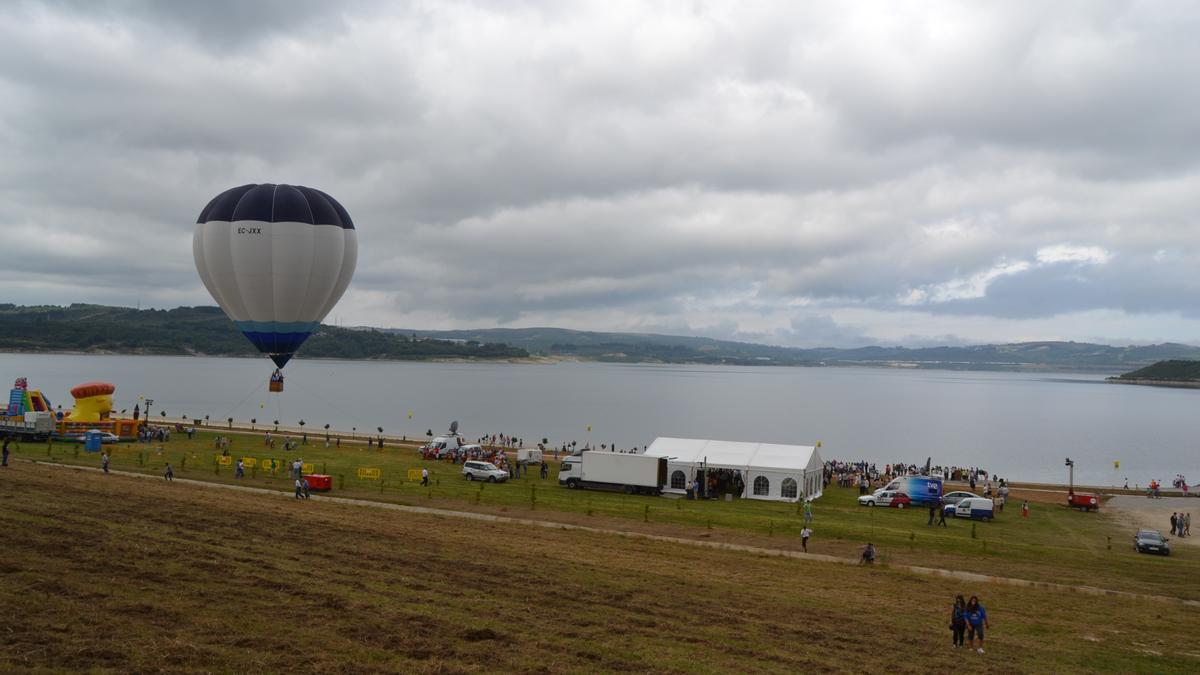 Inauguración de la playa del Lago de As Pontes en 2012.