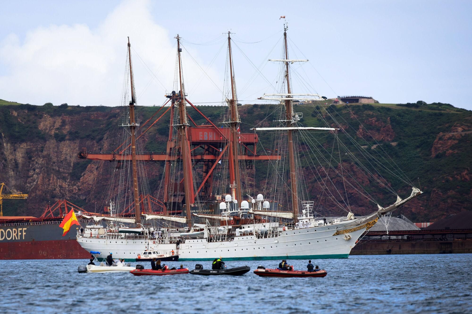 En IMÁGENES: Así fue la despedida de Leonor y el "Elcano" de El Musel en Gijón, con la Princesa maniobrando en el buque escuela