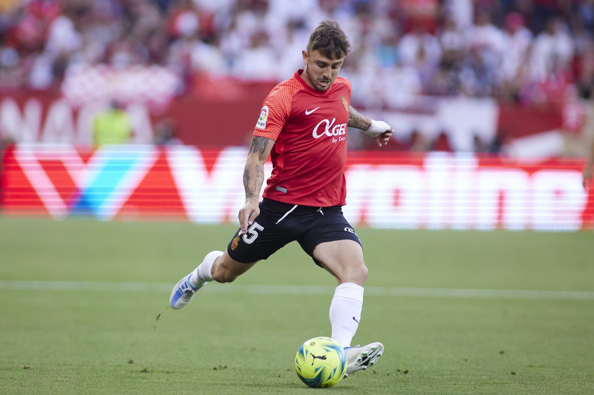 Maffeo conduce la pelota, ayer ante el Sevilla.