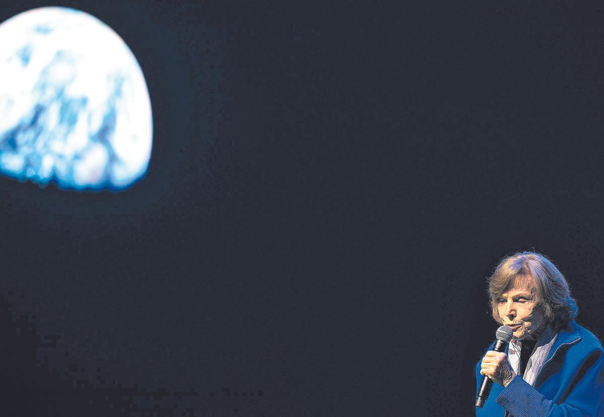 La oceanógrafa Sylvia Earle (der) recibe la medalla Stephen Hawking de comunicación científica.