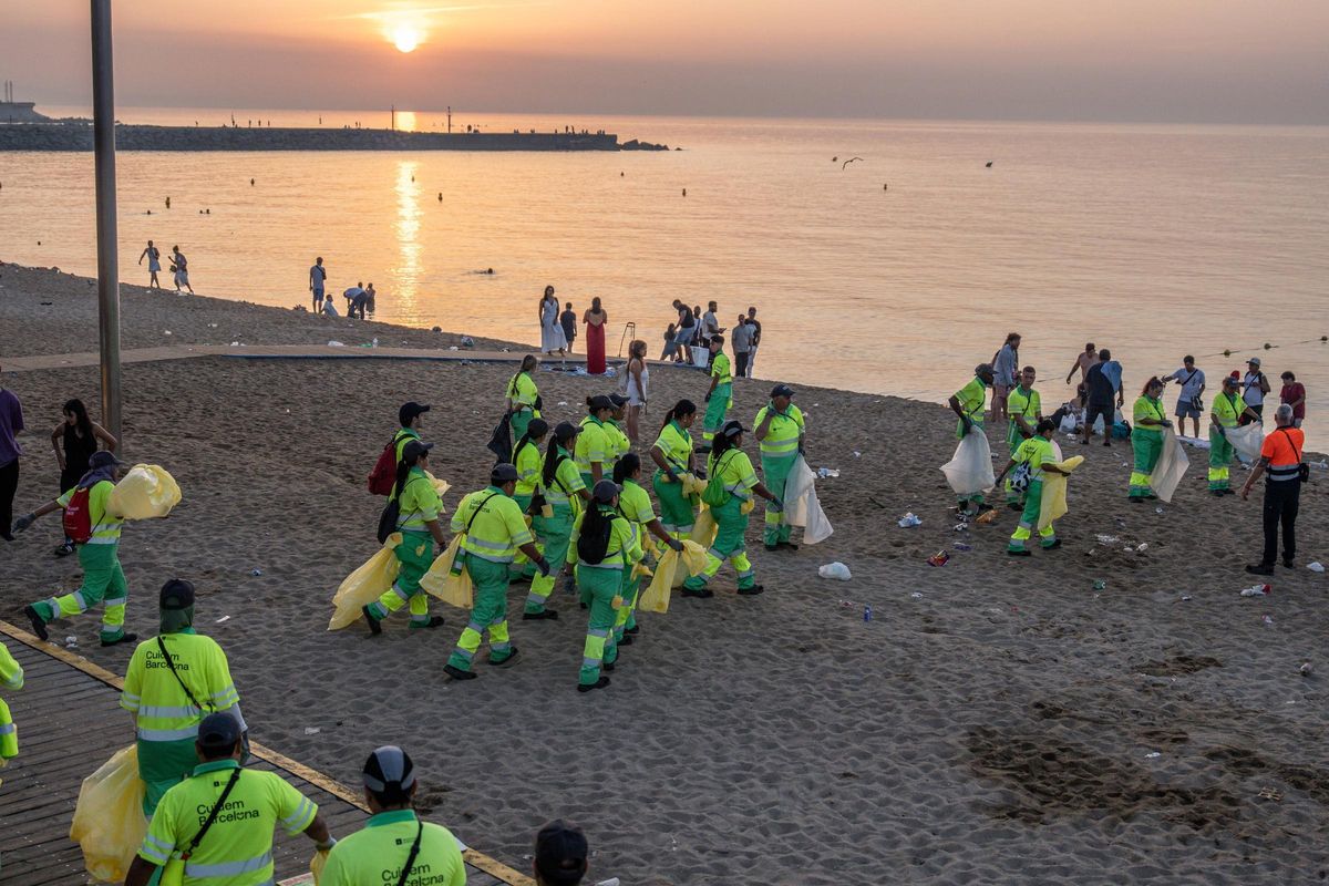 Limpieza de las playas de Barcelona tras la verbena de Sant Joan 2025