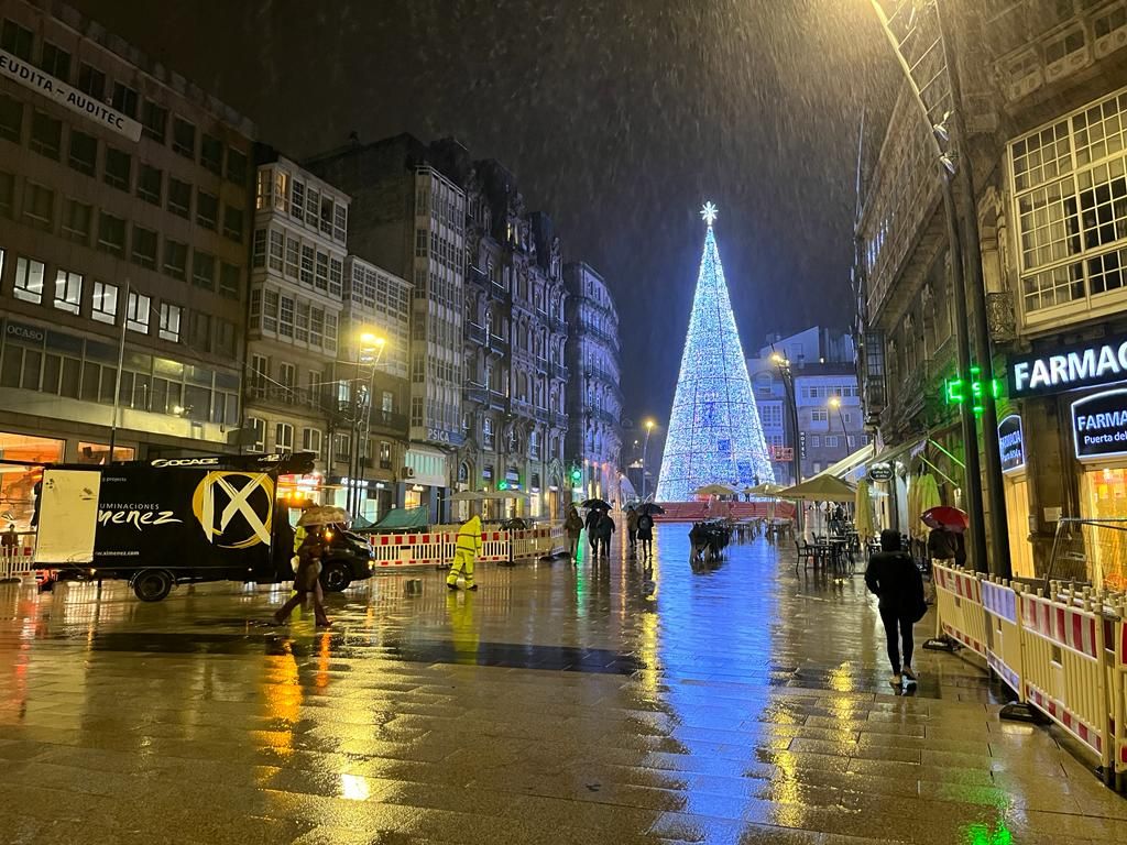 El árbol de Navidad de Porta do Sol se prepara para el encendido