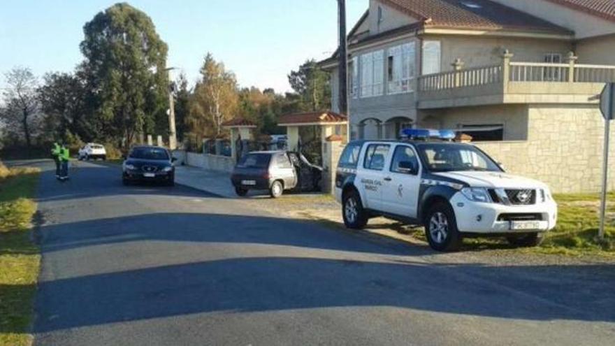 Imagen del vehículo siniestrado contra el muro de la casa número 1 de A Umia, en la tarde de ayer.