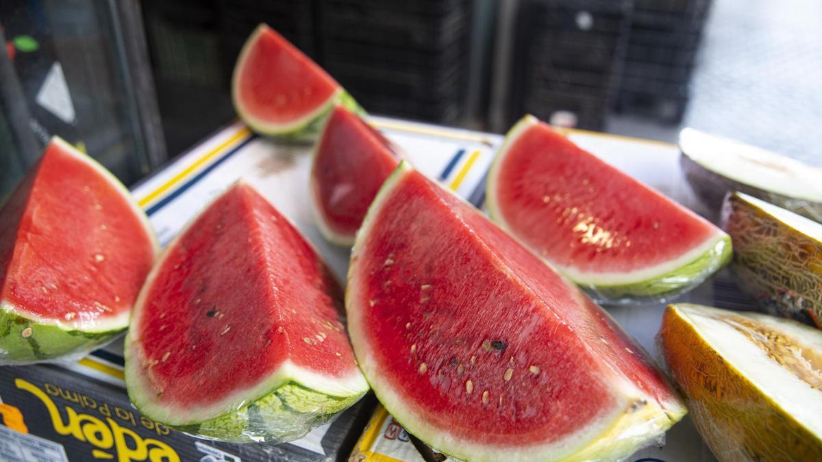 Archivo - Sandías en un puesto de frutas y verduras de un mercado de abastos