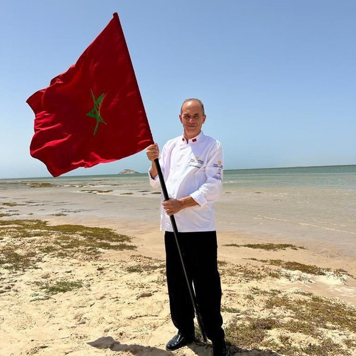 Bachier Ayad con una bandera de Marruecos en un viaje al país.