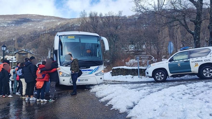 La Guardia Civil colabora en el desalojo del albergue de San Martín de Castañeda por la nieve