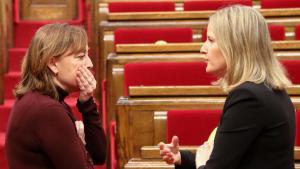 Les conselleras Sílvia Paneque y Mònica Martínez Bravo, durante la sesión plenaria de este miércoles