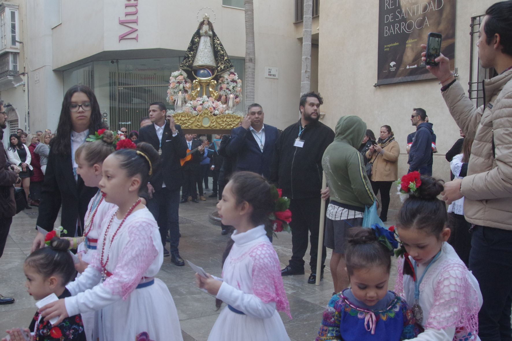 La comunidad paraguaya de Málaga procesiona a su Virgen de Caacupé por los Mártires