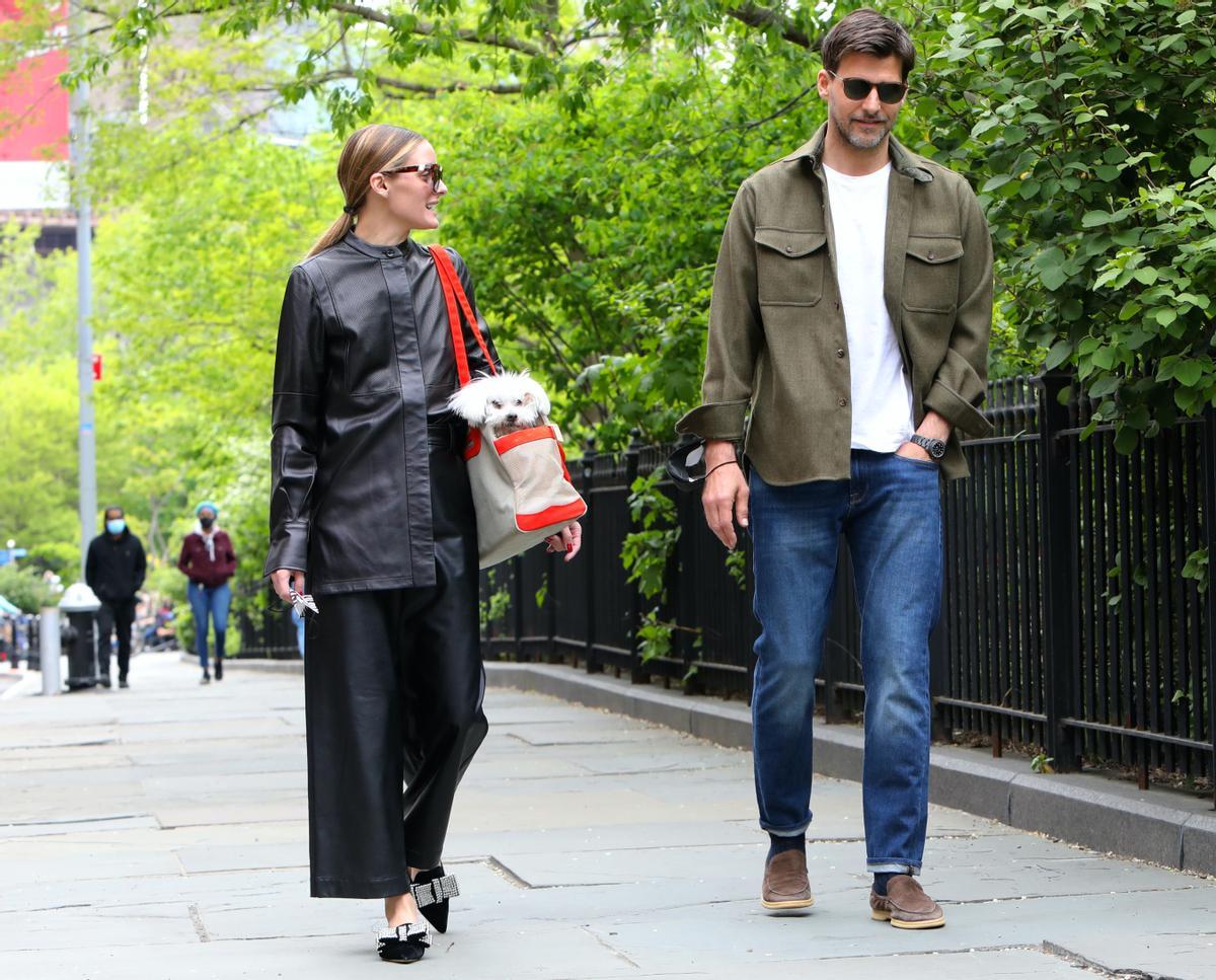 Johannes Hubel y Olivia Palermo con su mascota