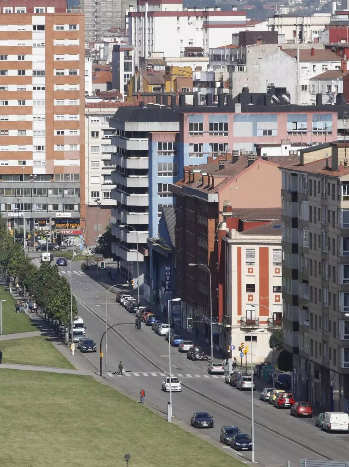 La ampliación de la red de carriles bici de Gijón proyecta un nuevo trazado en esta gran calle junto al centro