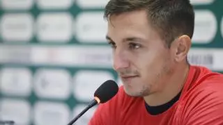 Carracedo, entre su renovación en el Córdoba CF, el VAR y la presión en El Arcángel