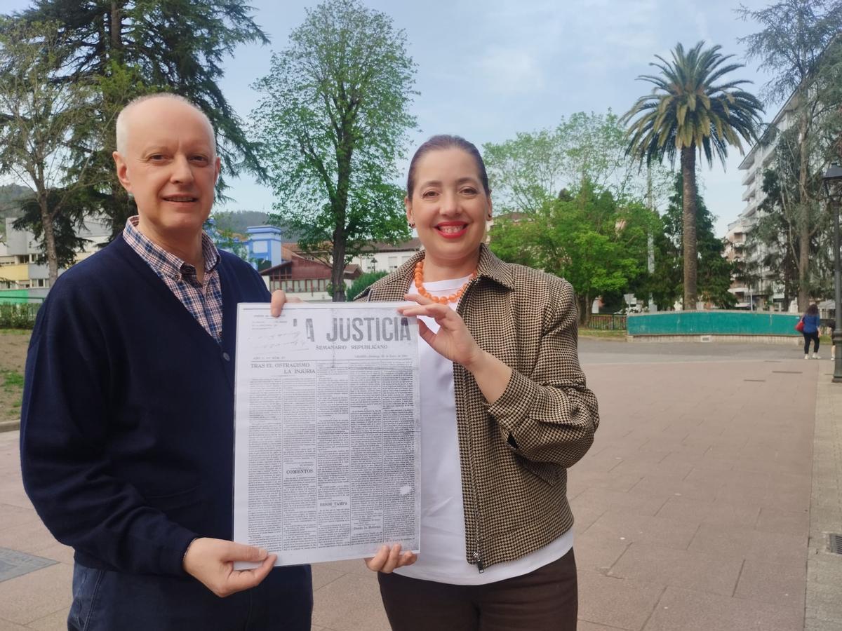 Emilio Argüelles y Susana Argüelles muestran uno de los números del periódico La Justicia.