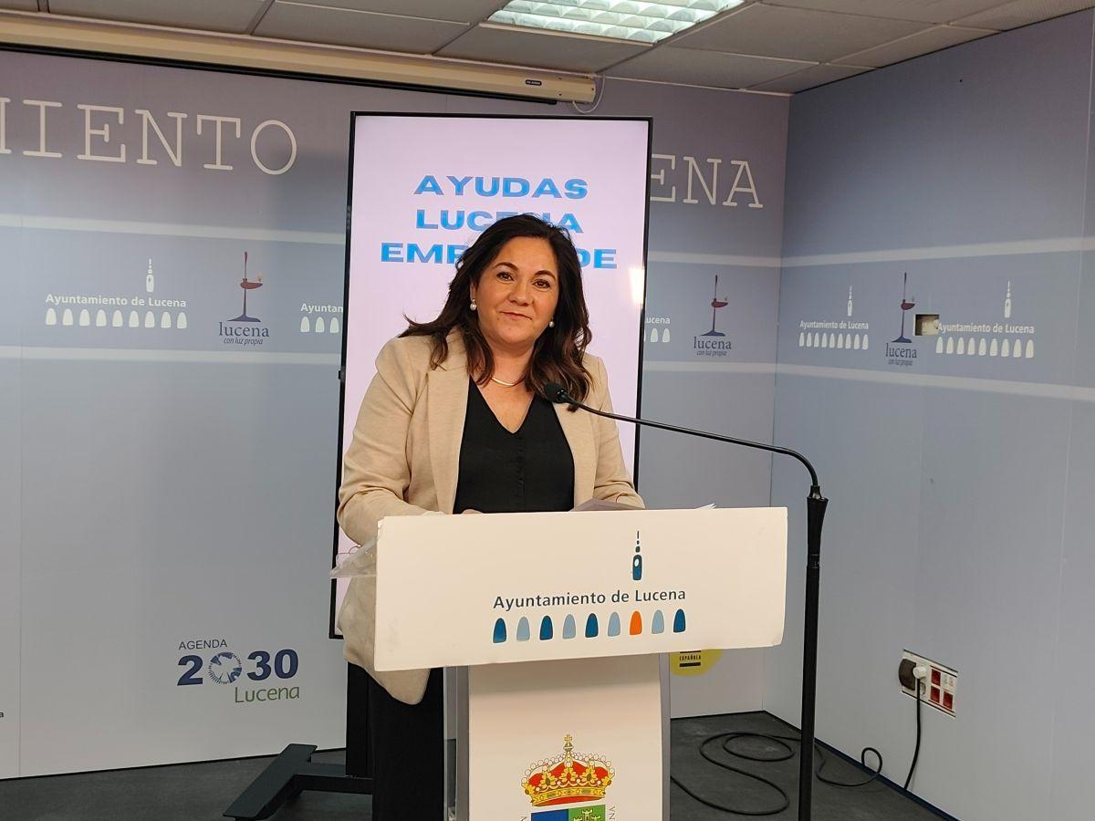 La concejala de Lucena María de la O Redondo, durante la rueda de prensa para informar de las ayudas al comercio.