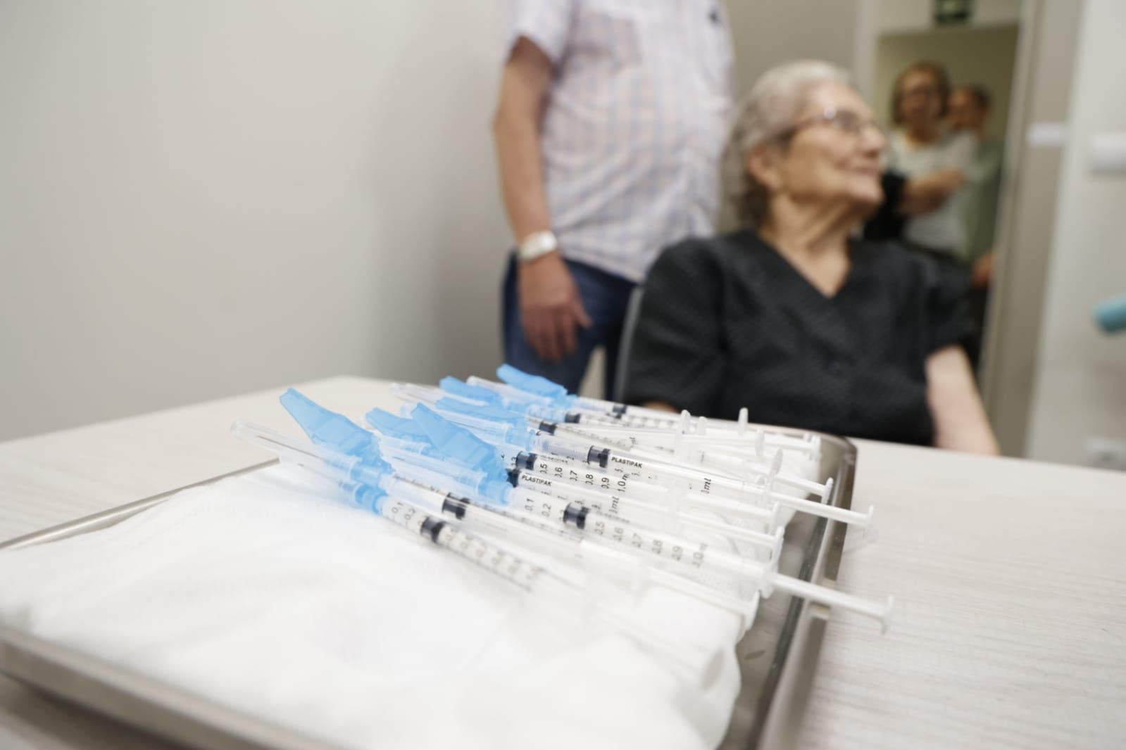 La campaña de vacunación 2023-2024 contra la gripe y la covid-19 arranca inmunizando a los más vulnerables