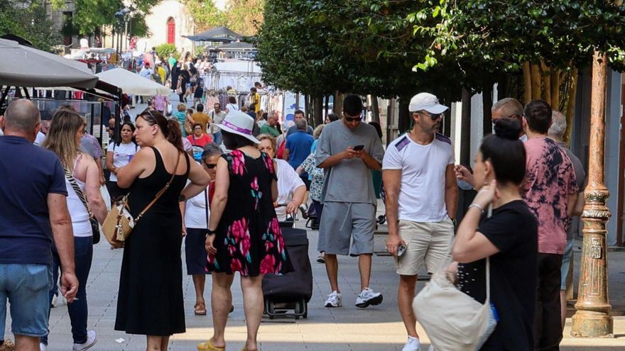 La llegada del mes de julio ha incrementado el número de personas en la ciudad. | Iñaki Abella