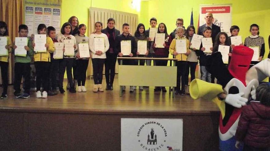 Los alumnos posan con el certificado de los exámenes oficiales de Cambridge English.