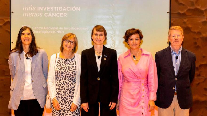 Marina Pollán, directora del Centro Nacional de Epidemiología (segunda por la izquierda) y Elisabete Weiderpass, directora del IARC (tercera por la izquierda) en un acto celebrado recientemente en el CNIO. Crédito: Laura M. Lombardía. CNIO