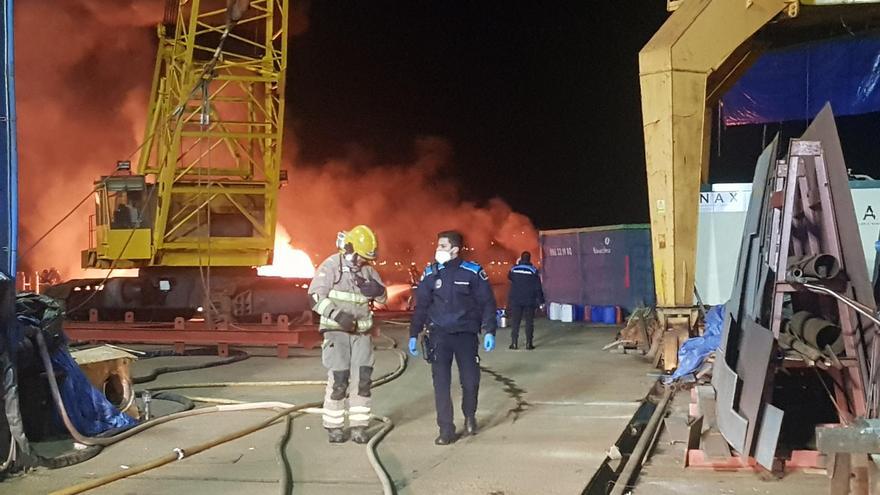 La Guardia Civil investiga si el incendio de la planeadora en Meira tiene relación con tráfico de drogas