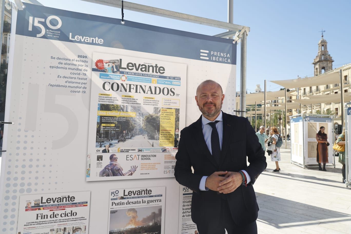 Levante-EMV expone 150 portadas para la historia en la plaza de la Reina