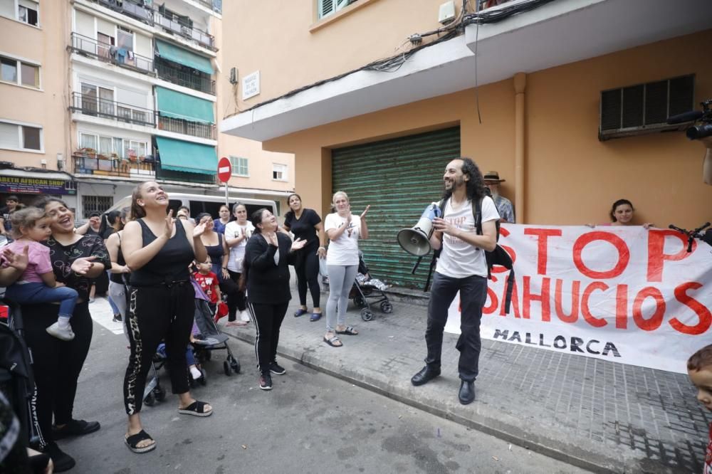 Paralizado el desahucio de Débora y su familia tras la intervención de la ONU