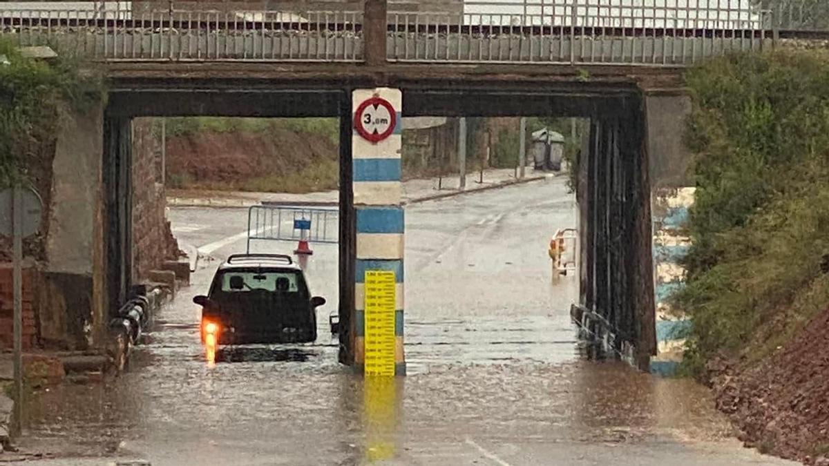 Un vehículo atascado en un paso inundable en la localidad de Nules