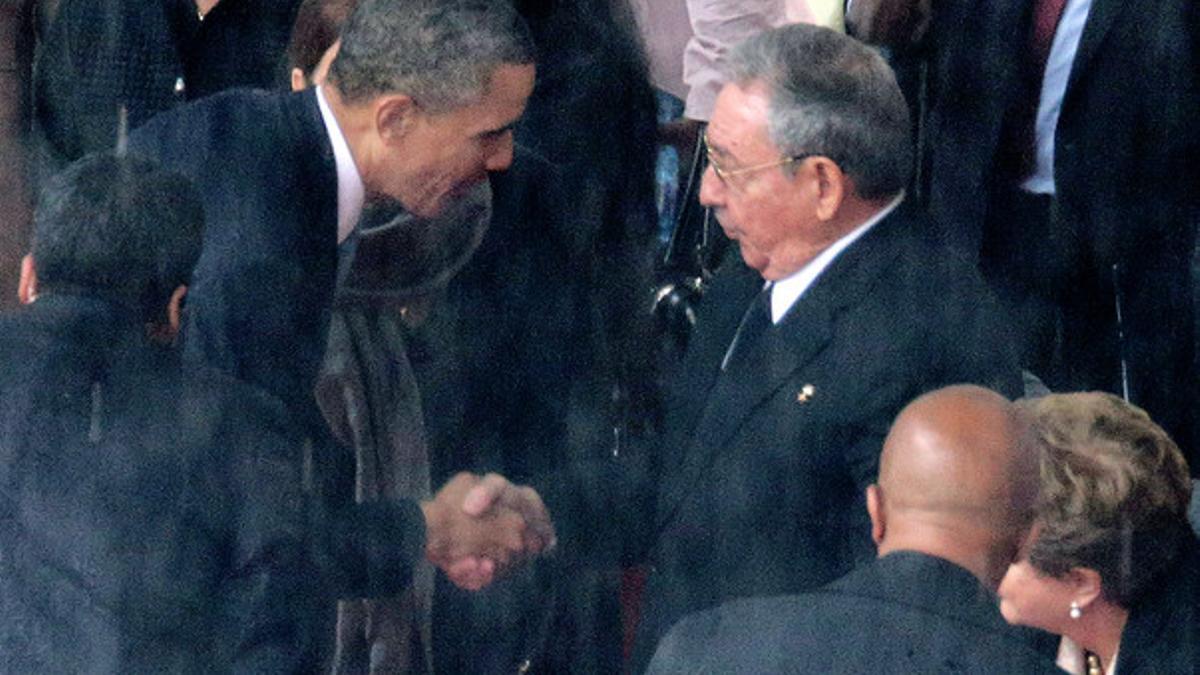 Obama y Castro, en el funeral de Mandela