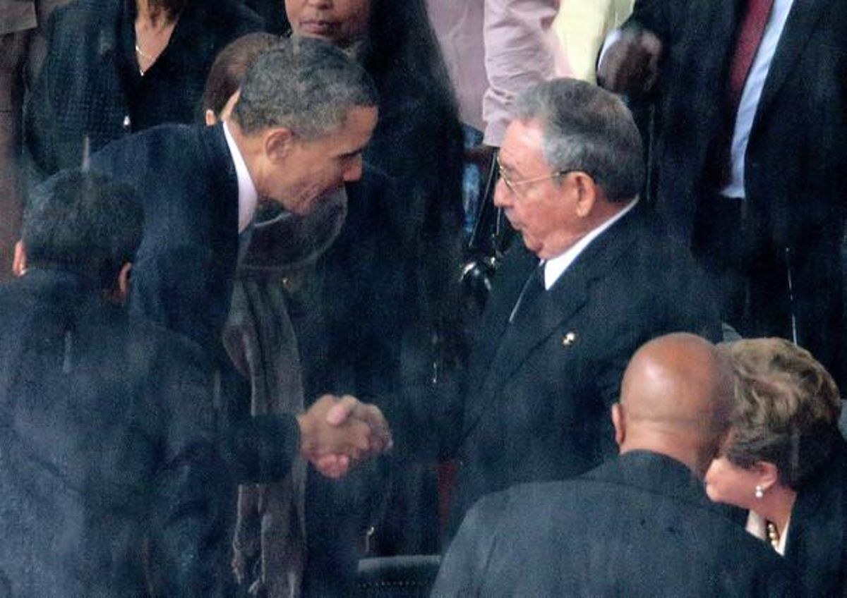 Barack Obama i Raúl Castro, l’any passat en el funeral de Nelson Mandela.