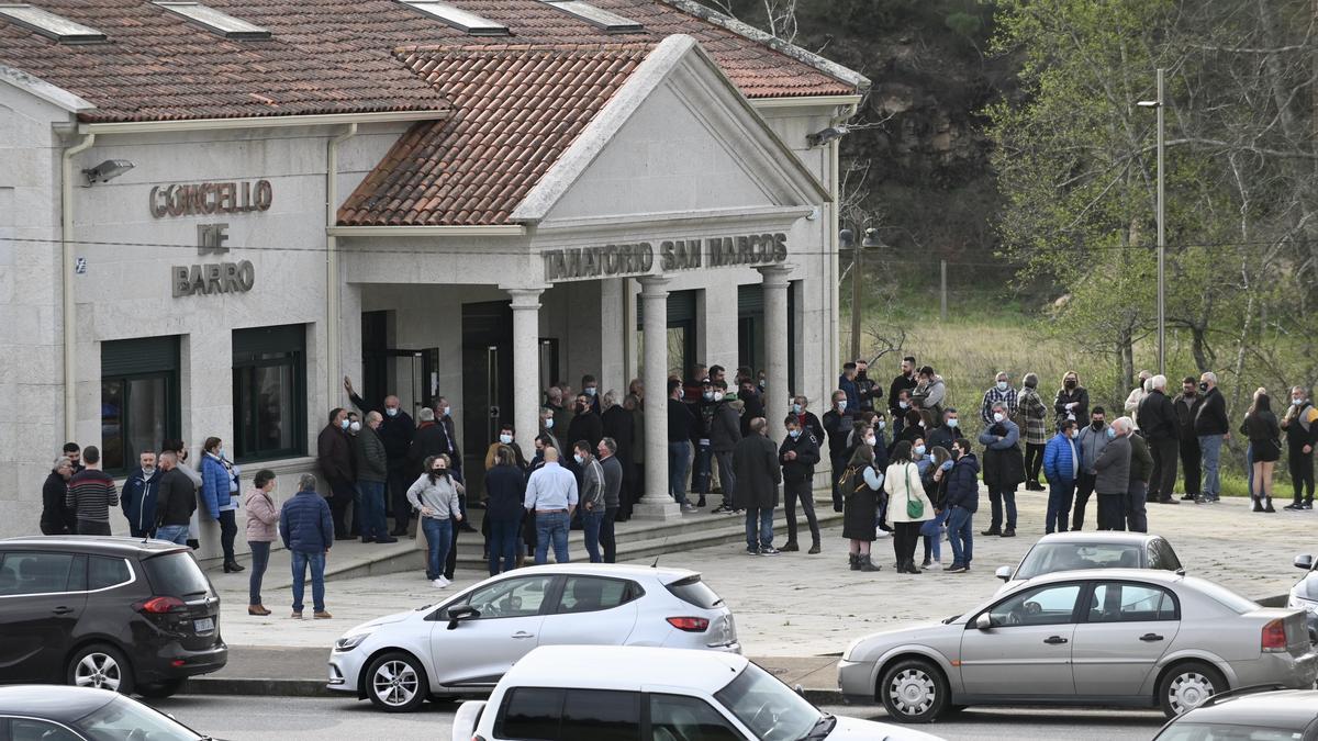 Amigos y familiares de Jessica Méndez ayer durante el velatorio en el exterior del tanatorio de Barro.