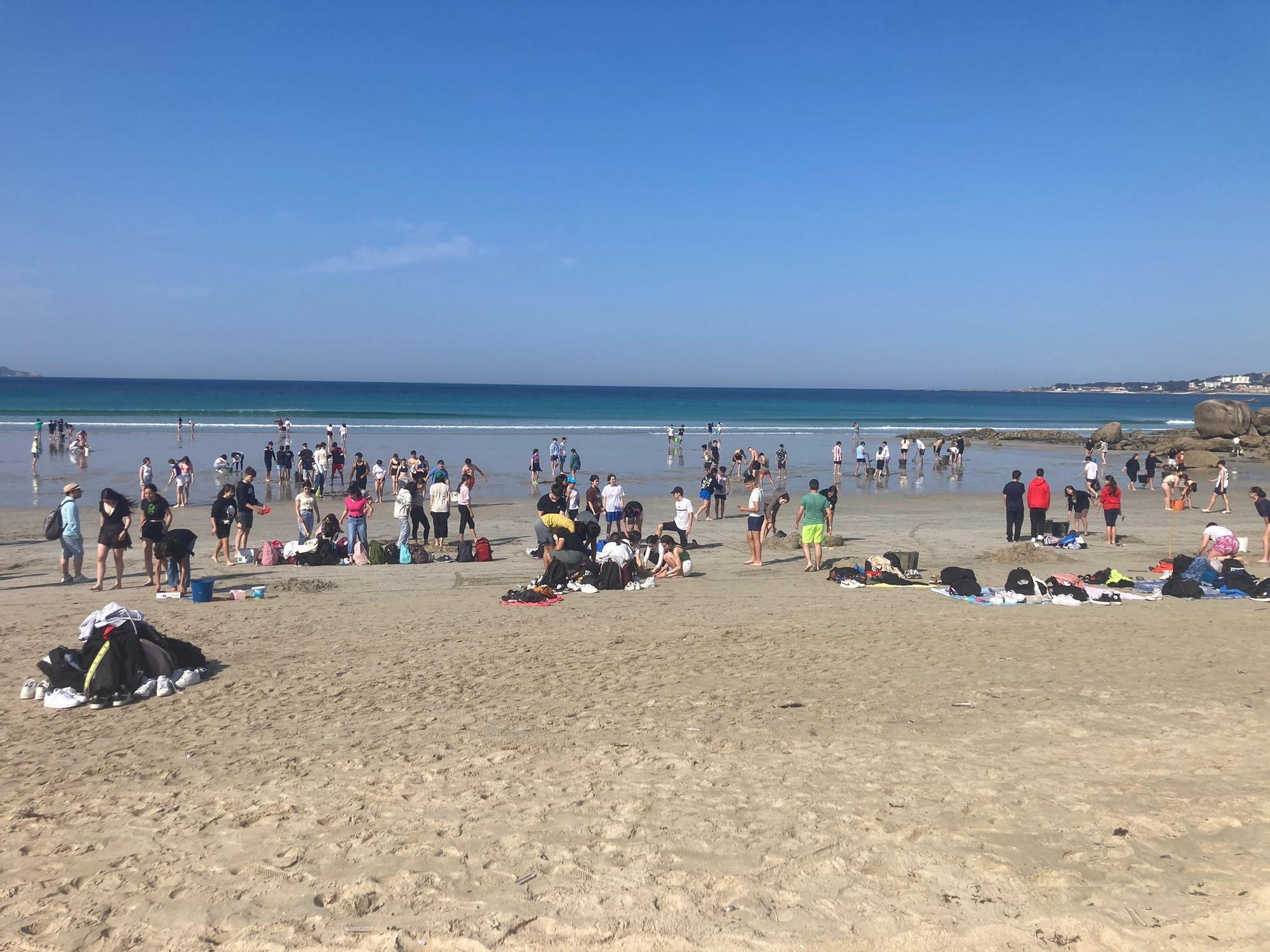 Participantes en la fiesta de las esculturas de arena desarrollada en A Lanzada, a instancias del IES Monte da Vila.