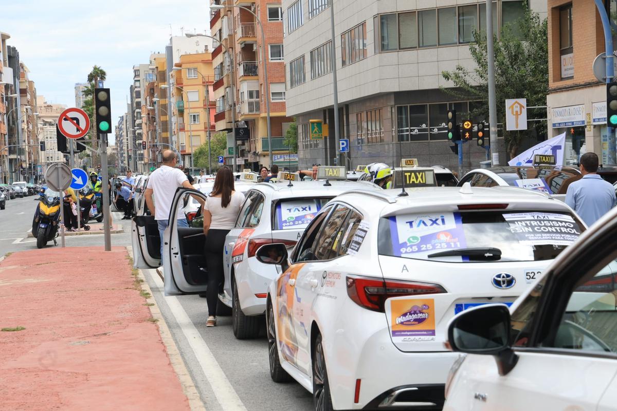 Los taxistas se manifiestan en Alicante y colapsan el centro de la ciudad.