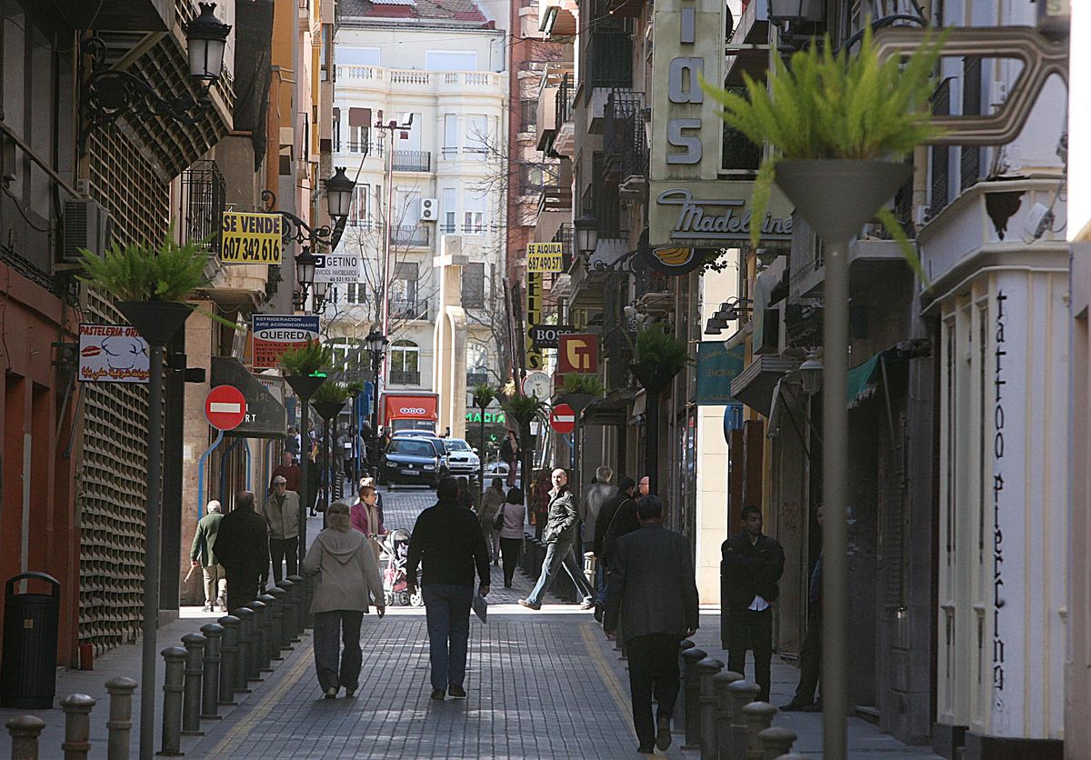 La calle San Francisco antes de la peatonalización previa al proyecto de tematización con las setas