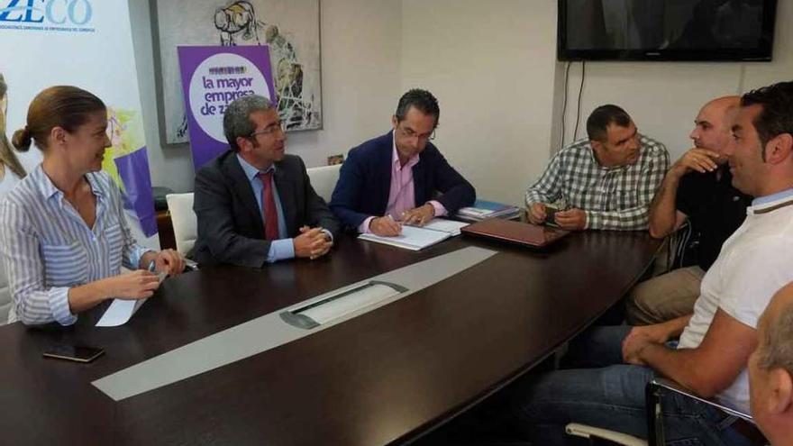 Representantes de Azeco reunidos con el grupo municipal del Partido Popular.