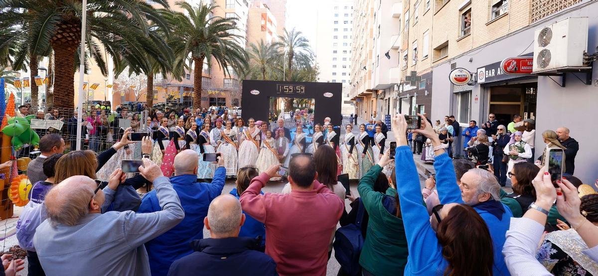 Inauguración de la falla Mestre Arambul Sanz, "la más larga de la historia", dedicada al Maratón Inauguración de la falla Mestre Arambul Sanz, "la más larga de la historia", dedicada al Maratón