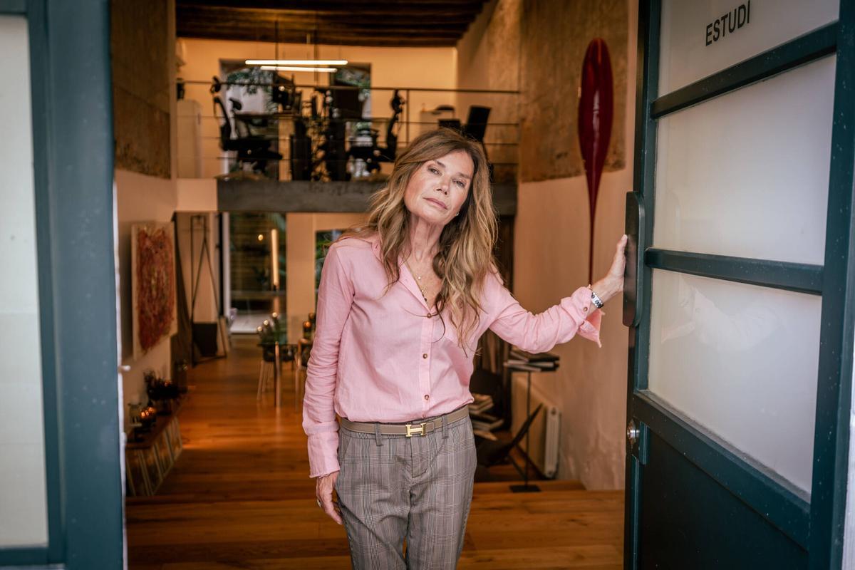 Esther Capdevila, directora artística, escenógrafa, y productora más prestigiosa de nuestro país en cuanto a moda se refiere. Recientemente presente en la lista Forbes entre las 70 mujeres que mueven el negocio de la moda. Está detrás de TODOS los grandes desfiles que se celebran en España (Mercedes Benz, Barcelona 080, Gran Canaria Moda Cálida…), pero también los internacionales como el pasado de DIOR en Sevilla, Europa, América y Asia...fotografiada en su oficina, ESMA events, a poco de que comience la 38ª de la 080. En Barcelona a 13 de Octubre de 2026. Cultura. AUTOR: JORDI OTIX