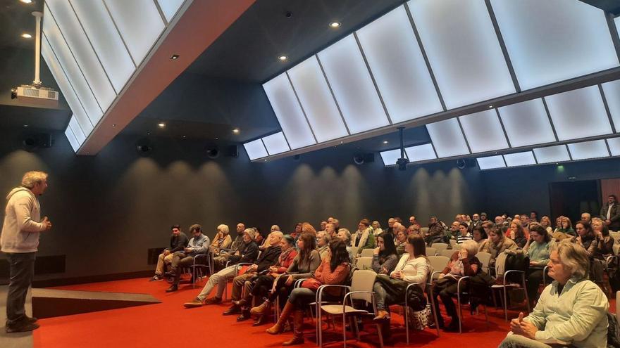 Álvaro Neil, ayer, durante su charla en el Club Prensa Asturiana.