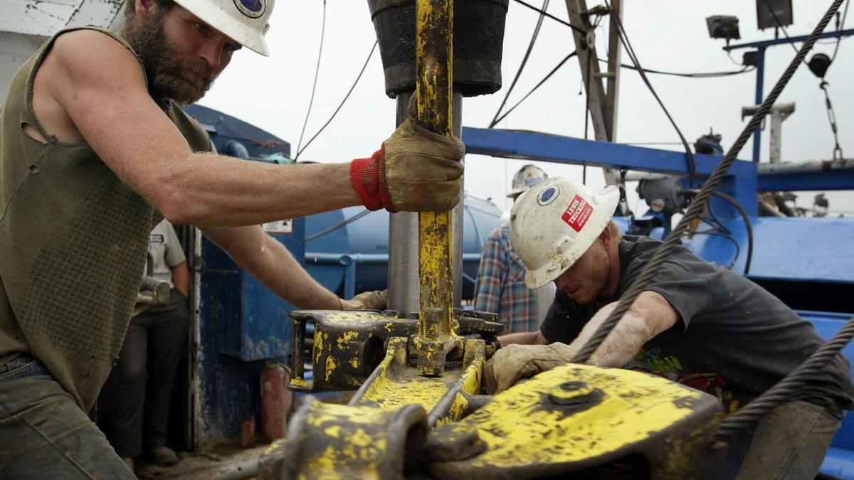 Jerry McKinney (L) y Jeremy Beck trabajan en una plataforma de perforación mientras buscan petróleo para Vintage Exploration, con sede en Houston, Texas