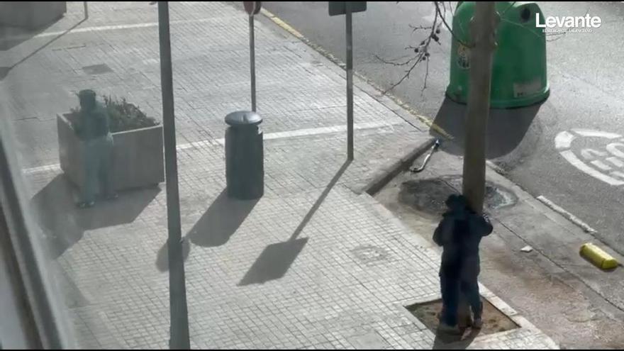 Un vendaval recorre Valencia y obliga a los vecinos a sujetarse al mobiliario urbano