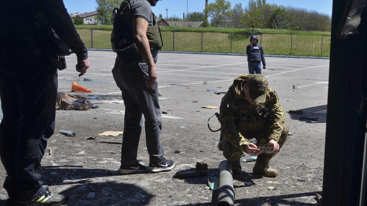 Militares ucranianos inspeccionando los daños causados por un ataque ruso.