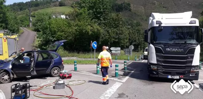 Dos heridos al chocar un camión frigorífico y un turismo en la N-634, en Piloña
