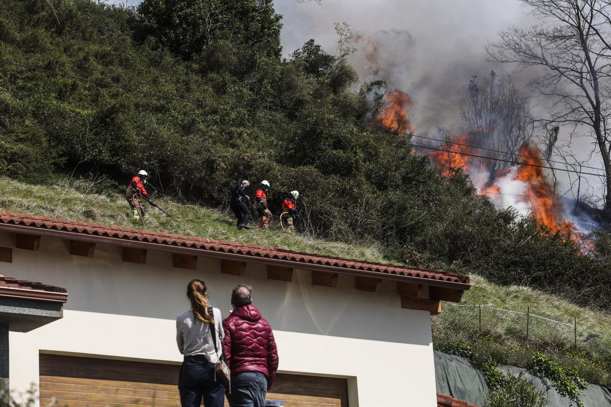 La lucha contra las llamas en el monte Naranco