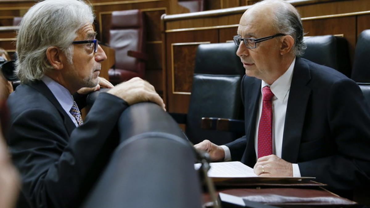 Josep Sánchez Llibre habla con el ministro Cristóbal Montoro, este jueves en el Congreso.