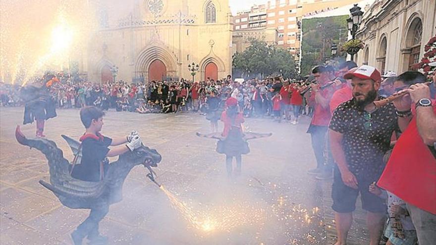 Pólvora y fantasía con la ‘Trobada de Bèsties de Foc’