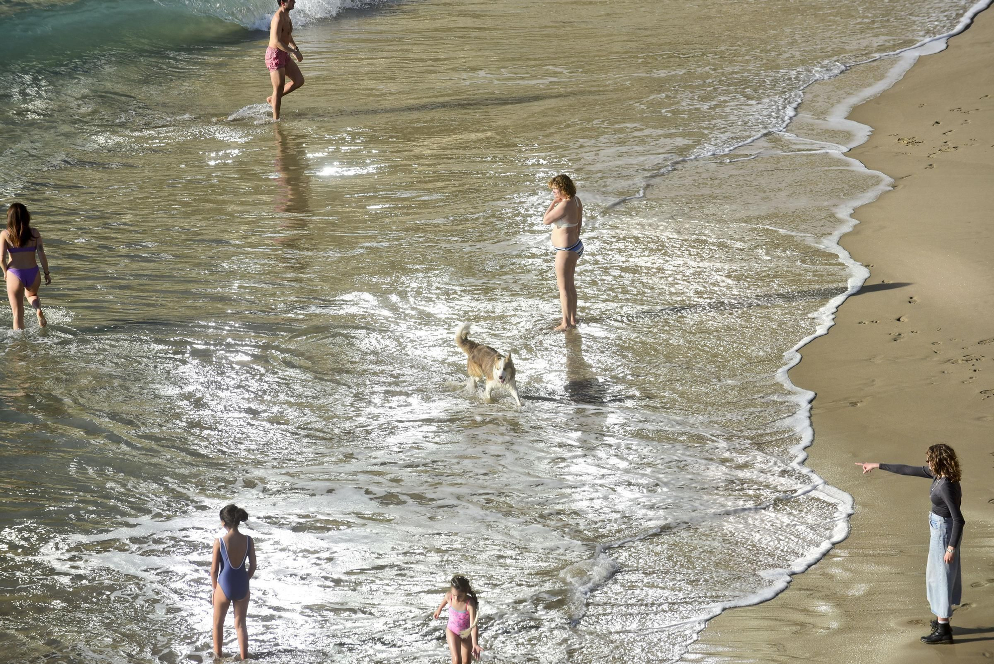 Las temperaturas agradables animan a los coruñeses a acercarse a las playas