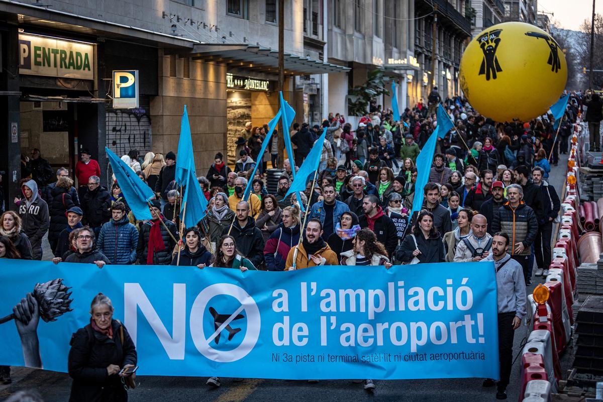 La manifestación contra el Hard Rock, la ampliación del aeropuerto y el Cuarto Cinturón corta el centro de Barcelona