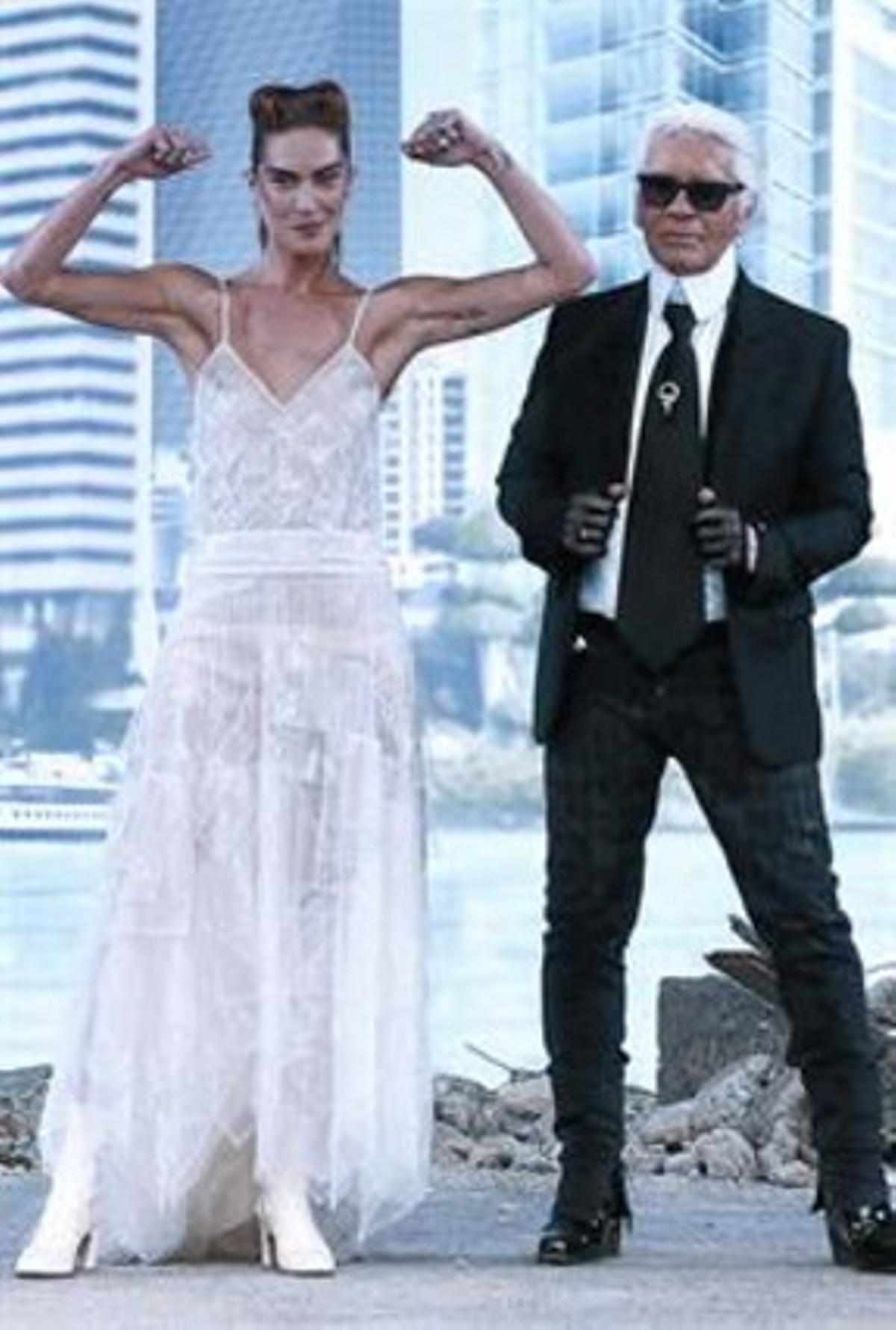 Erin Wasson i Lagerfeld, en el final de la desfilada d’alta costura de dimarts.
