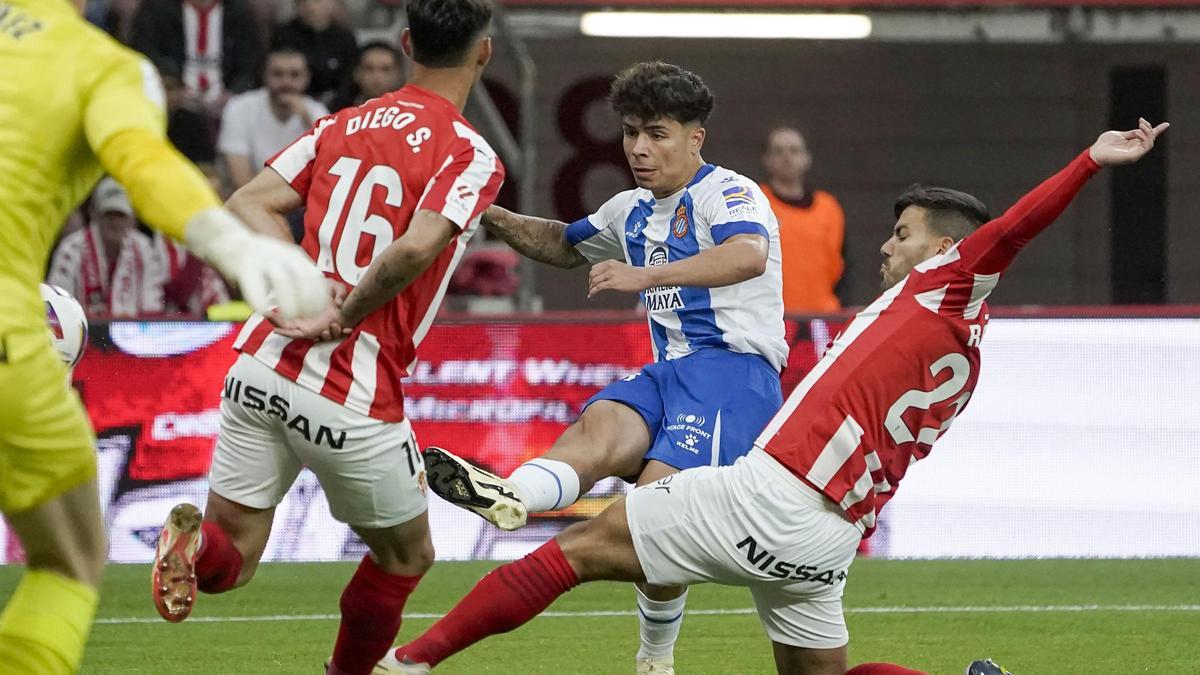 Melamed dispone de la primera ocasión en el Sporting-Espanyol.