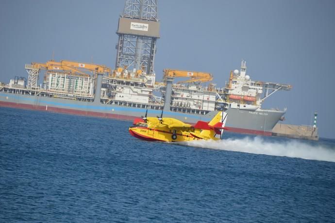 Los hidroaviones cargan agua en el Puerto de Las Palmas - Incendio Gran Canaria 2019