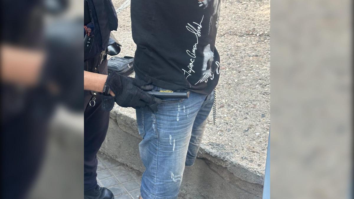 Agentes de los Mossos con los nuevos dispositivos detectores de metales
