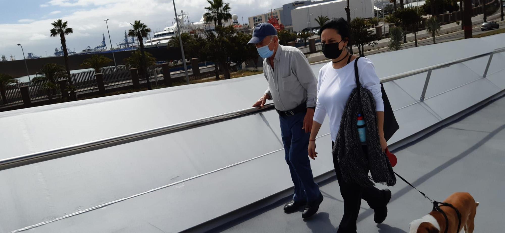 El Puerto queda conectado a la ciudad con la inauguración de la pasarela 'Onda atlántica'