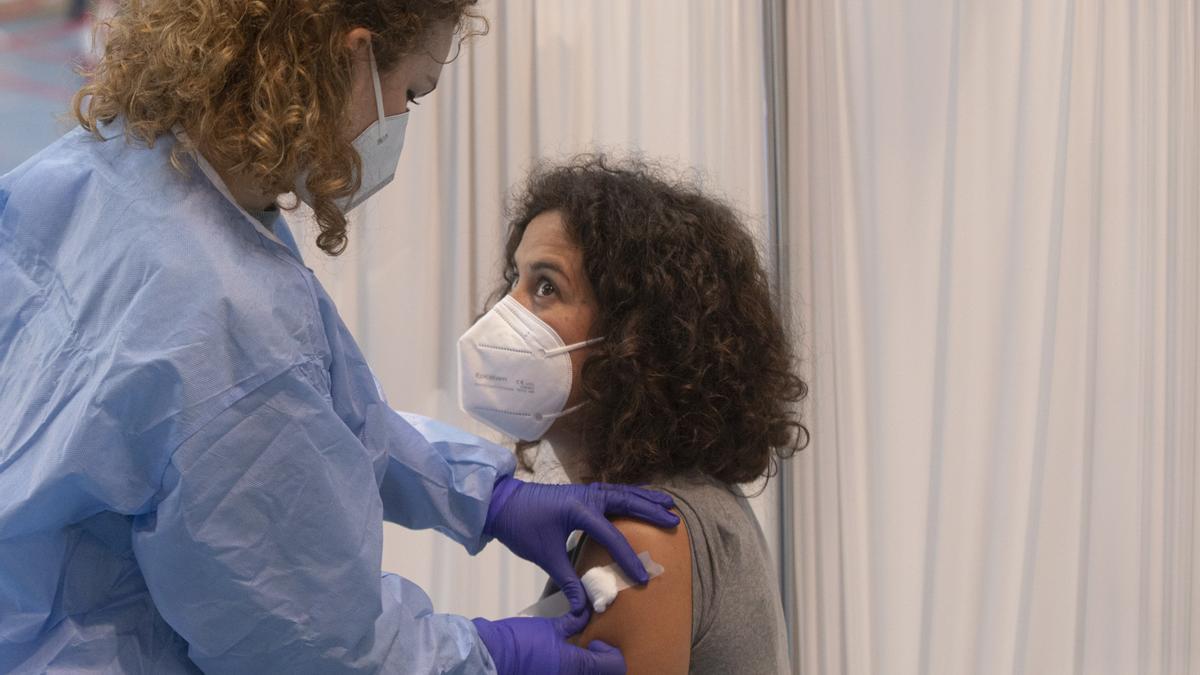 Una sanitaria inocula una vacuna contra el coronavirus.